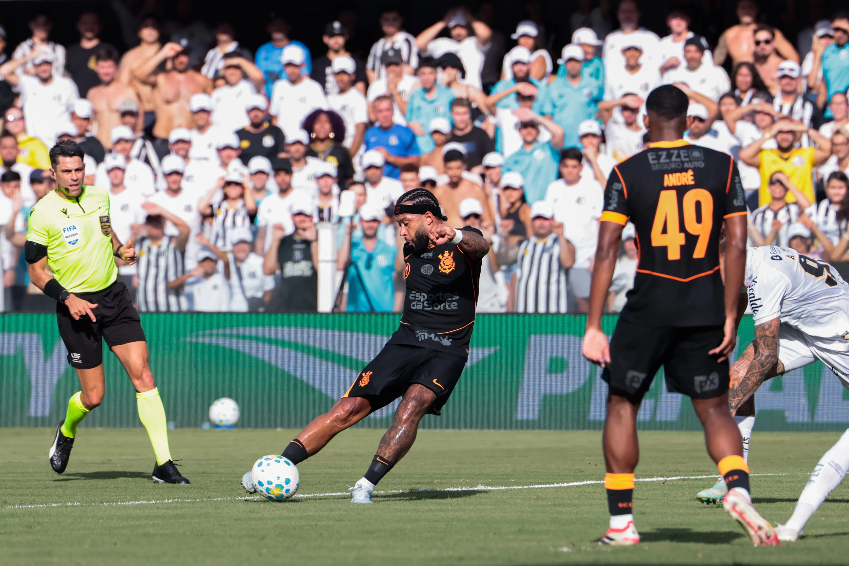 SP – SANTOS – 15/03/2026 – BRASILEIRO A 2026, SANTOS X CORINTHIANS – Memphis Depay jogador do Corinthians durante lance de gol na partida contra o Santos no estadio Vila Belmiro pelo campeonato Brasileiro A 2026. Foto: Marcello Zambrana/AGIF