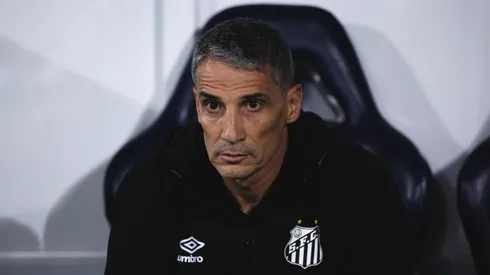 Juan Pablo Vojvoda tecnico do Santos durante partida contra o Palmeiras no estadio Arena Barueri pelo campeonato Paulista 2026. Foto: Ettore Chiereguini/AGIF