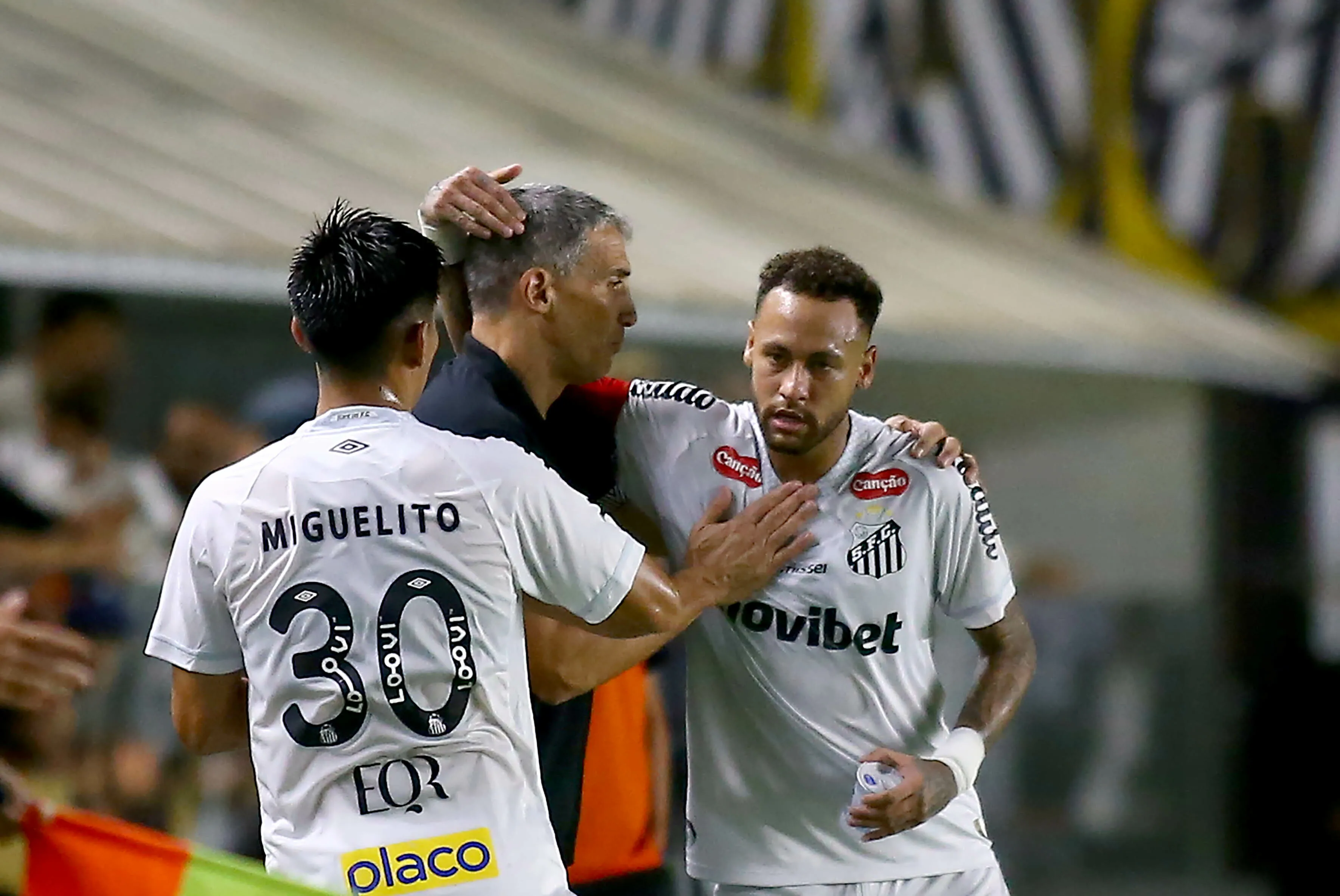 Neymar Jr. comemora com Juan Pablo Vojvoda após marcar gol diante do Vasco. Foto: Mauricio De Souza/AGIF