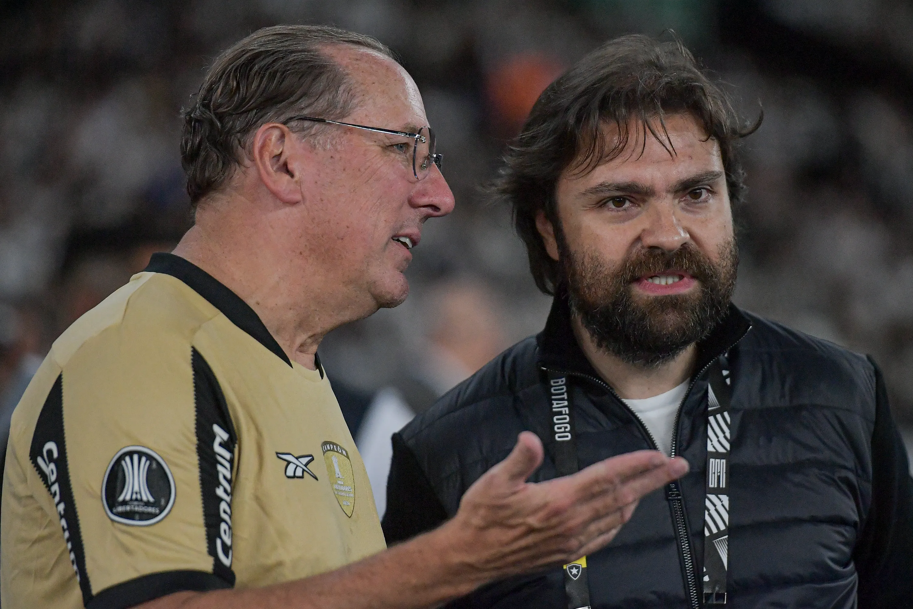 Joao Paulo Magalhaes atual presidente e John Textor CEO do Botafogo durante partida contra o Vasco no estadio Engenhao pelo campeonato Copa Do Brasil 2025. Foto: Thiago Ribeiro/AGIF