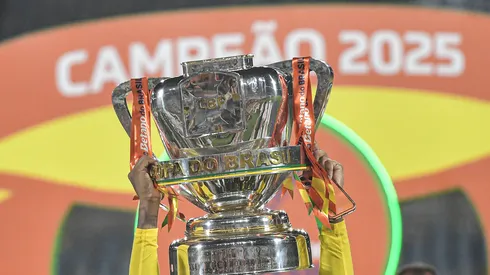 Jogadores do Corinthians levantam a taça de campeão durante cerimônia de premiação ao final da partida contra o Vasco no estádio Maracanã pela decisão do campeonato Copa Do Brasil 2025. Foto: Thiago Ribeiro/AGIF