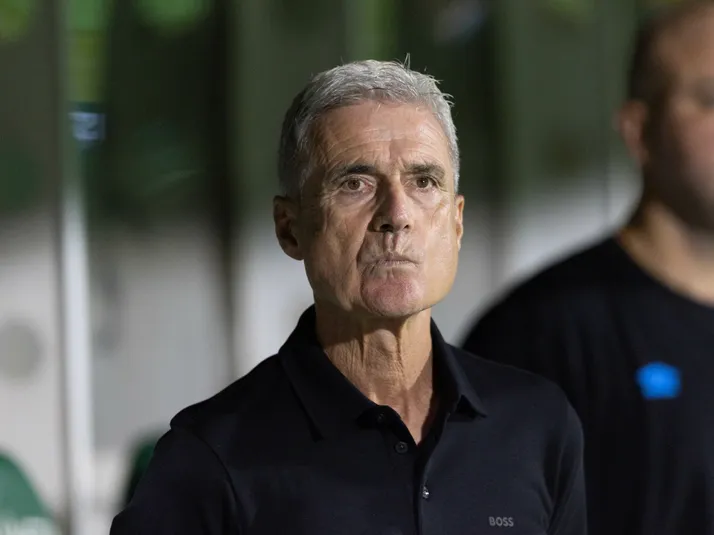 Botafogo avalia contratação de Luís Castro após demissão de Anselmi