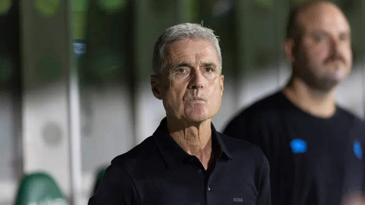 Luís Castro técnico do Grêmio durante partida contra o Chapecoense no estádio Arena Conda pelo campeonato [COMPETIÇÃO]. Foto: Liamara Polli/AGIF