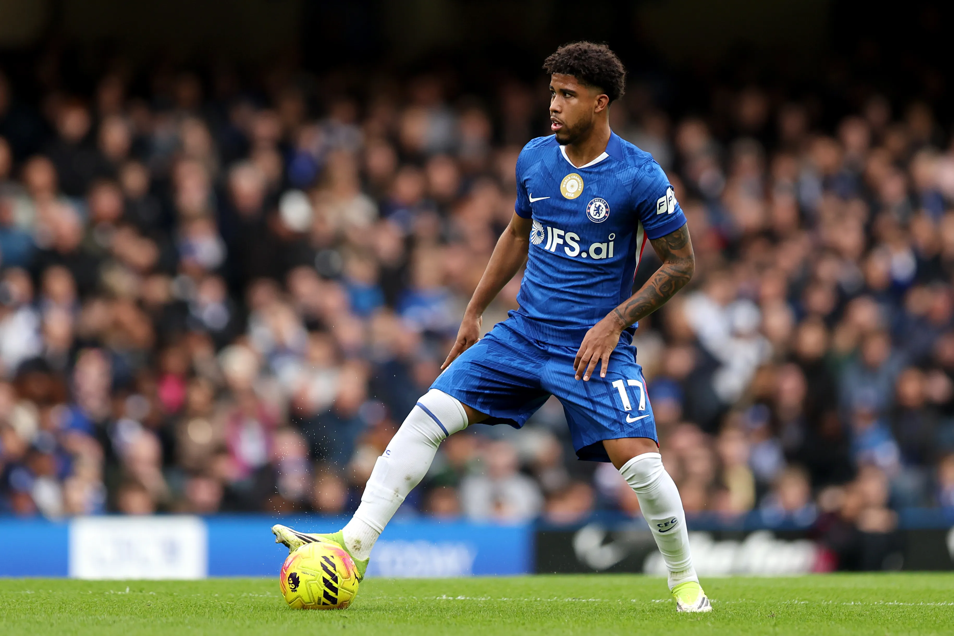 Andrey Santos atuando no Chelsea – (Photo by Jasper Wax/Getty Images)