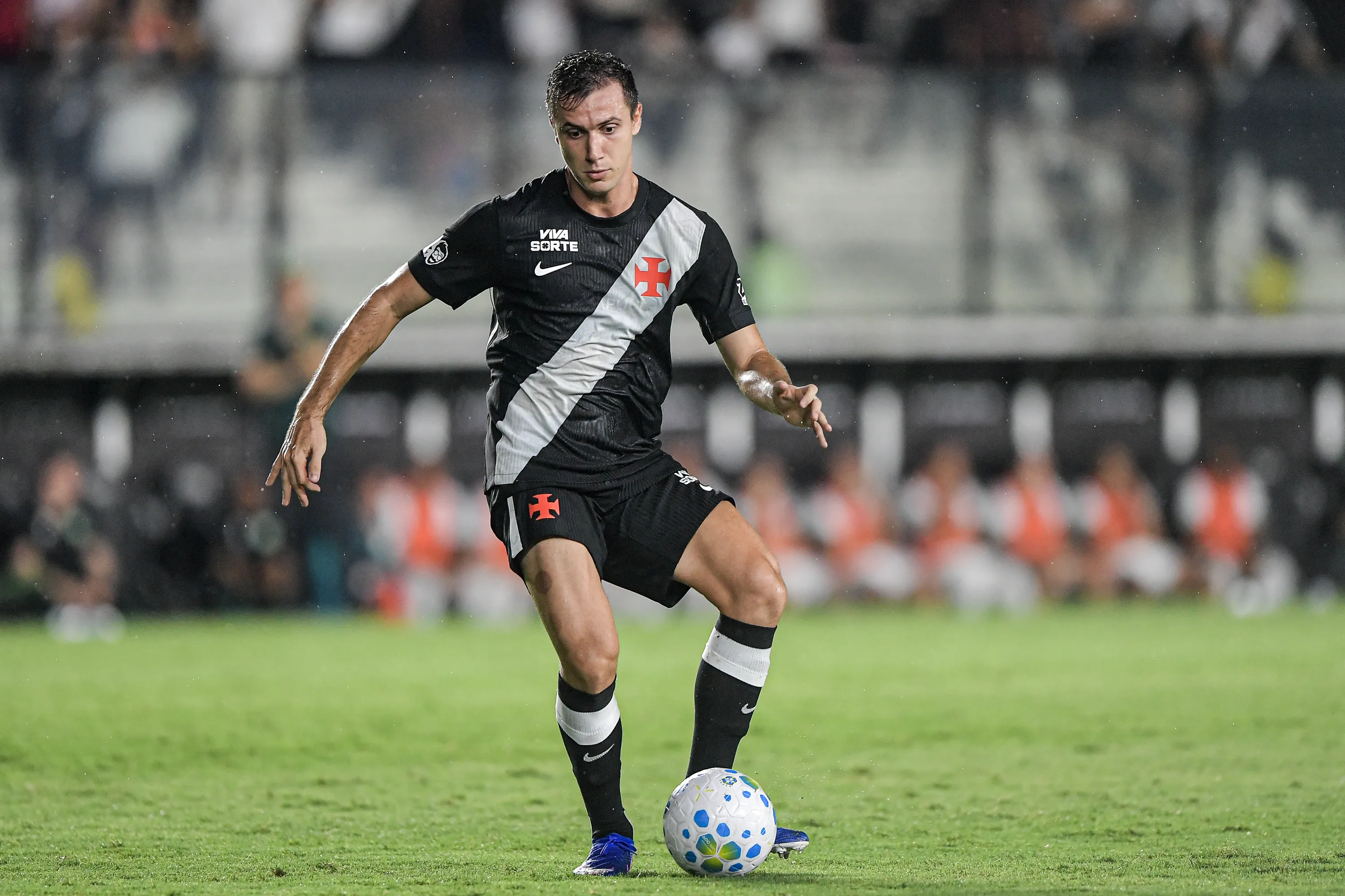 Lucas Piton, jogador do Vasco, durante partida contra o Chapecoense -Foto: Thiago Ribeiro/AGIF