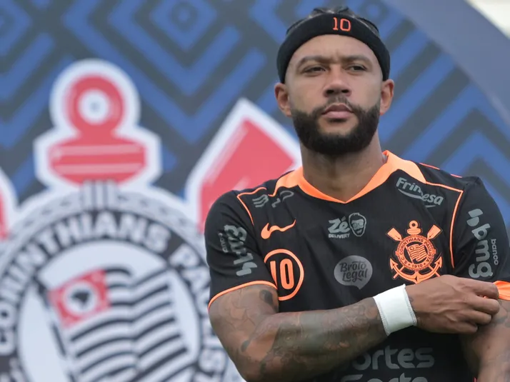 Depay viaja para iniciar tratamento de lesão com a seleção