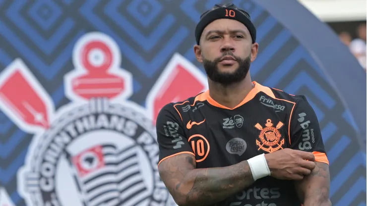 Memphis Depay jogador do Corinthians durante partida contra o Santos no estadio Vila Belmiro pelo campeonato Brasileiro A 2026. Foto: Jota Erre/AGIF
