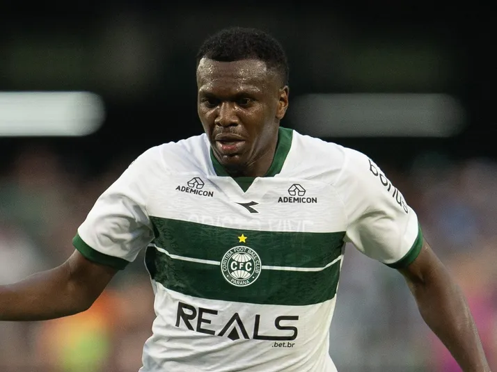 Zagueiro do Coritiba critica arbitragem e relata agressão