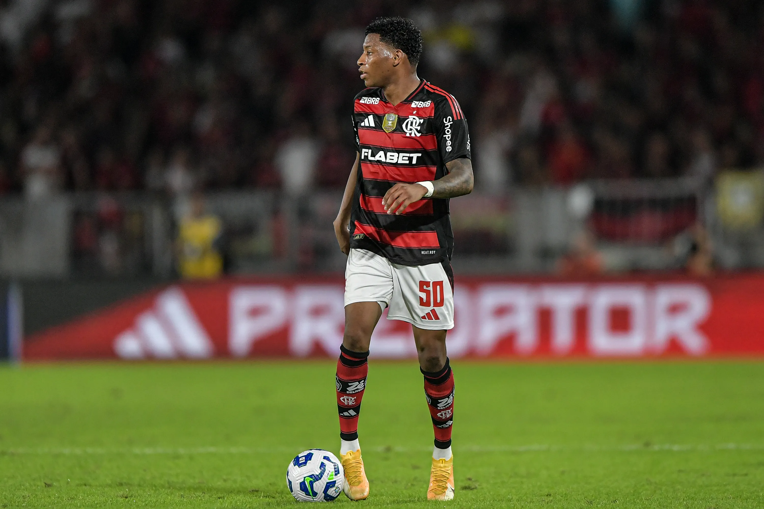 RJ – RIO DE JANEIRO – 12/07/2025 – BRASILEIRO A 2025, FLAMENGO X SAO PAULO – Plata jogador do Flamengo durante partida contra o Sao Paulo no estadio Maracana pelo campeonato Brasileiro A 2025. Foto: Thiago Ribeiro/AGIF