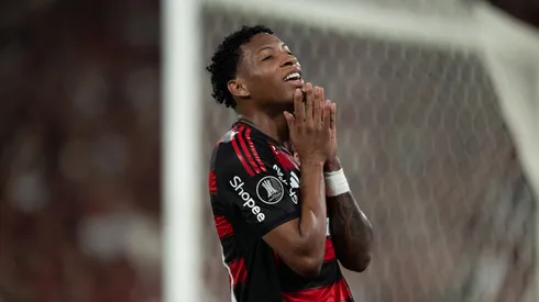 Plata jogador do Flamengo lamenta durante partida contra o Estudiantes no estadio Maracana pelo campeonato Copa Libertadores 2025.