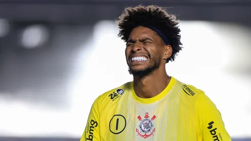 Hugo Souza goleiro do Corinthians lamenta o gol de Gabriel Barbosa durante partida contra o Santos no estádio Vila Belmiro pelo campeonato Paulista 2026. Foto: Marcello Zambrana/AGIF