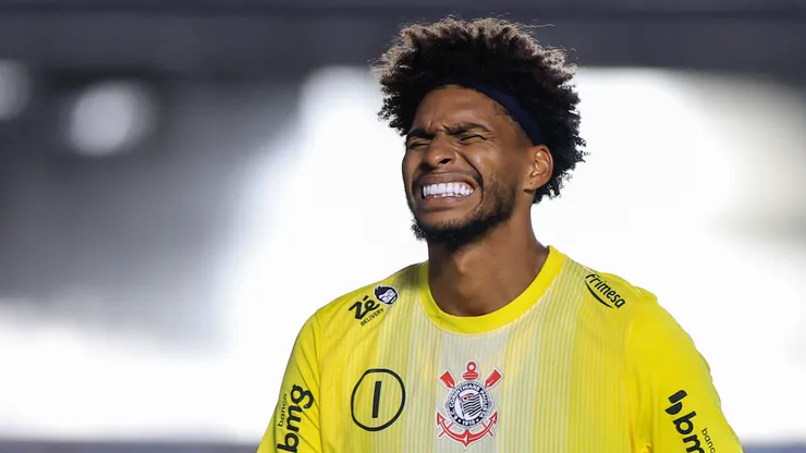 Hugo Souza goleiro do Corinthians lamenta o gol de Gabriel Barbosa durante partida contra o Santos no estádio Vila Belmiro pelo campeonato Paulista 2026. Foto: Marcello Zambrana/AGIF