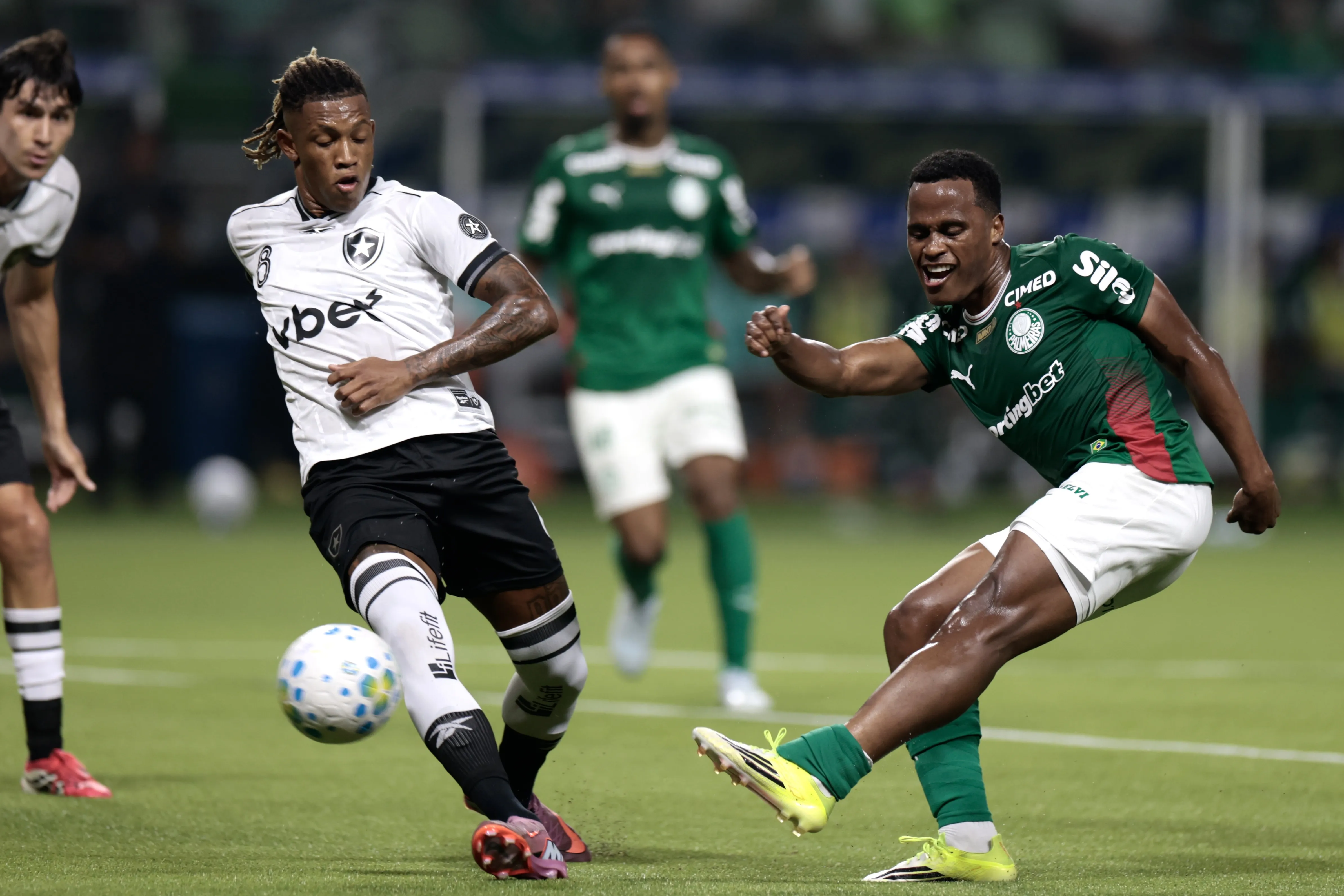 Jhon Arias jogador do Palmeiras disputa lance com Danilo jogador do Botafogo durante partida no estadio Arena Allianz Parque pelo campeonato Brasileiro A 2026. Foto: Marcello Zambrana/AGIF