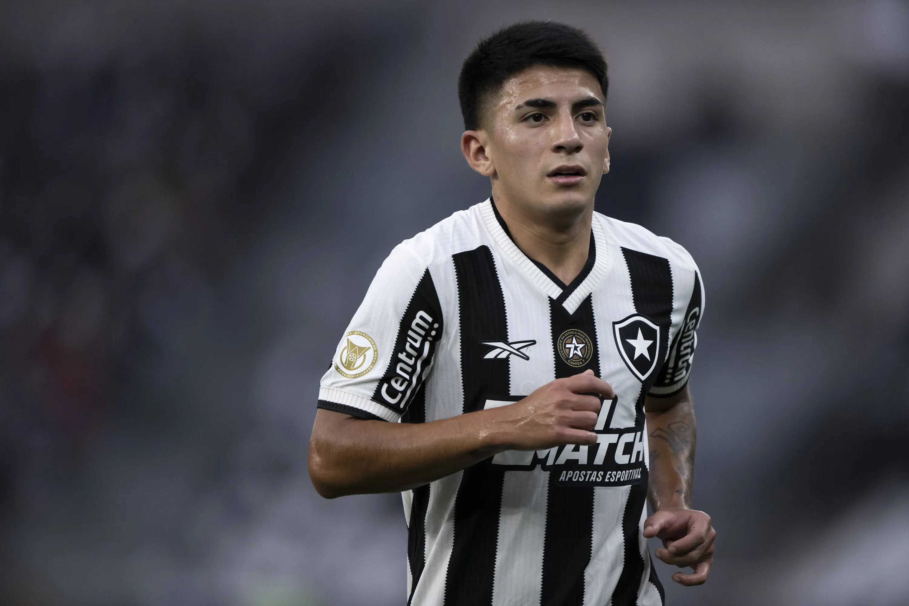 RJ – RIO DE JANEIRO – 09/11/2024 – BRASILEIRO A 2024, BOTAFOGO X CUIABA – Thiago Almada jogador do Botafogo durante partida contra o Cuiaba no estadio Engenhao pelo campeonato Brasileiro A 2024. Foto: Jorge Rodrigues/AGIF