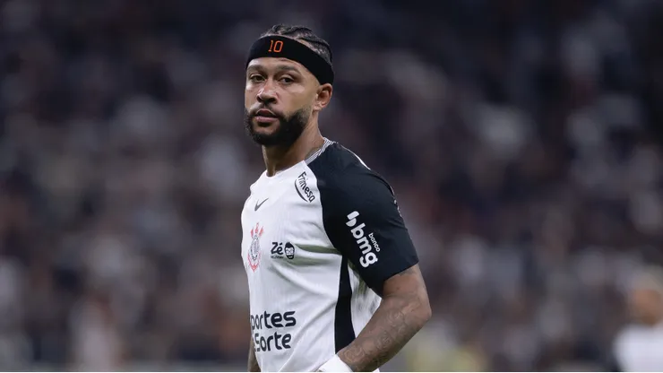 Memphis Depay não enfrentará o Fluminense.