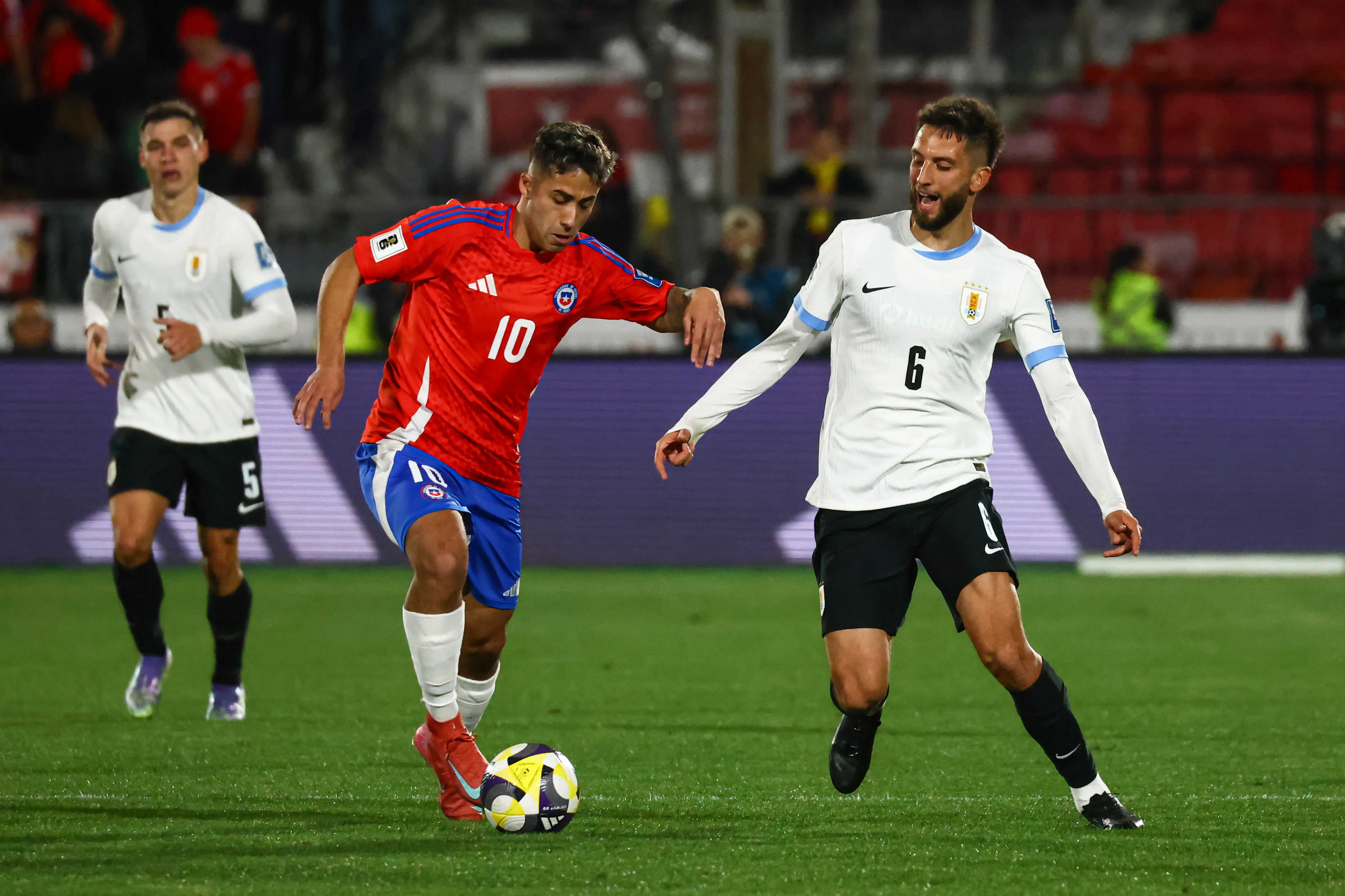 Lucas Assadi em partida das Eliminatórias da Copa do Mundo entre a Seleção Chilena e o Uruguai. (Photo by Marcelo Hernandez/Getty Images)