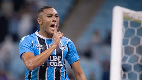 Carlos Vinícius jogador do Grêmio comemora seu gol durante partida contra o Botafogo no estádio Arena do Grêmio pelo campeonato Brasileiro A 2026. Foto: Maxi Franzoi/AGIF