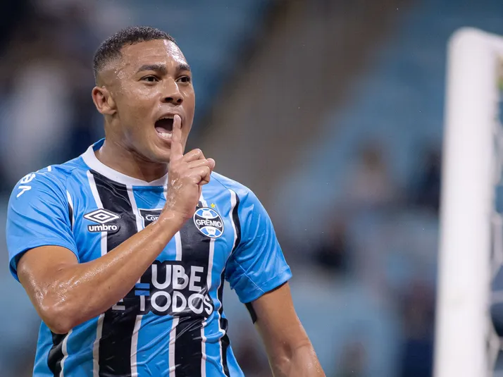 Carlos Vinícius vira destaque em Portugal