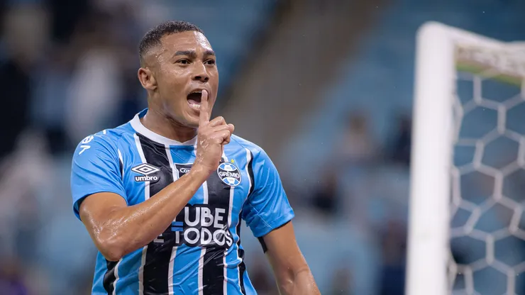 Carlos Vinícius jogador do Grêmio comemora seu gol durante partida contra o Botafogo no estádio Arena do Grêmio pelo campeonato Brasileiro A 2026. Foto: Maxi Franzoi/AGIF