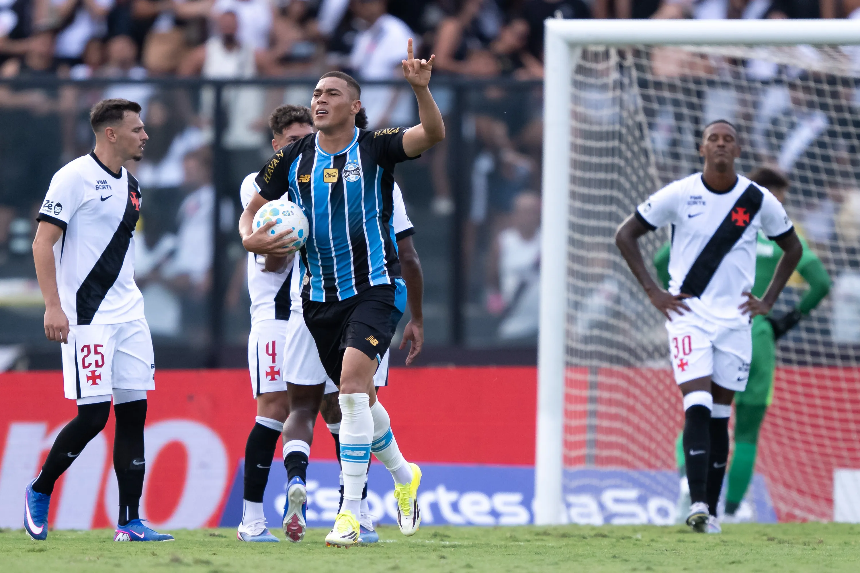 RJ – RIO DE JANEIRO – 22/03/2026 – BRASILEIRO A 2026, VASCO X GREMIO – Carlos Vinicius jogador do Gremio comemora seu gol durante partida contra o Vasco no estadio Sao Januario pelo campeonato Brasileiro A 2026. Foto: Jorge Rodrigues/AGIF