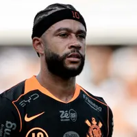 Comentaristas criticam Memphis por utilizar celular no banco: "Sabe que está errado"