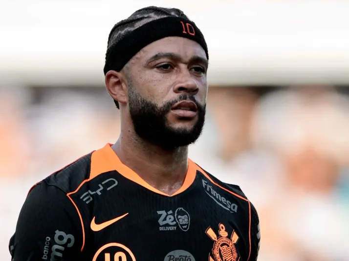 Comentaristas criticam Memphis por utilizar celular no banco: "Sabe que está errado"