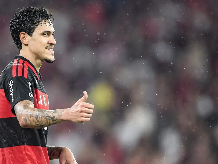 Pedro recupera espaço no Flamengo após chegada de Jardim