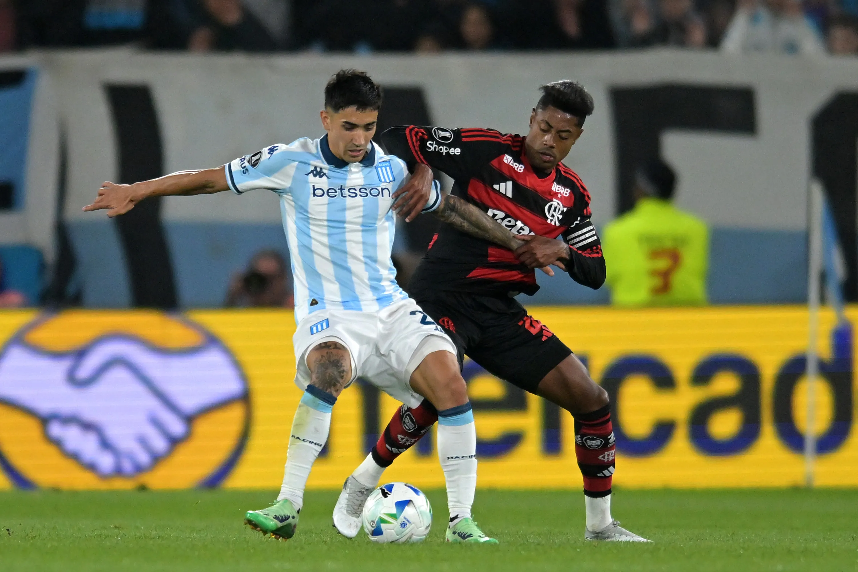 AVELLANEDA, ARGENTINA – OCTOBER 29: Santiago Solari of Racing Club is challenged by Bruno Henrique of Flamengo during the Copa CONMEBOL Libertadores 2025 Semi-final second leg match between Racing Club and Flamengo at Presidente Peron Stadium on October 29, 2025 in Avellaneda, Argentina. (Photo by Marcelo Endelli/Getty Images)