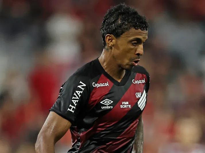 Luiz Gustavo não tem lesão e deve retornar em breve