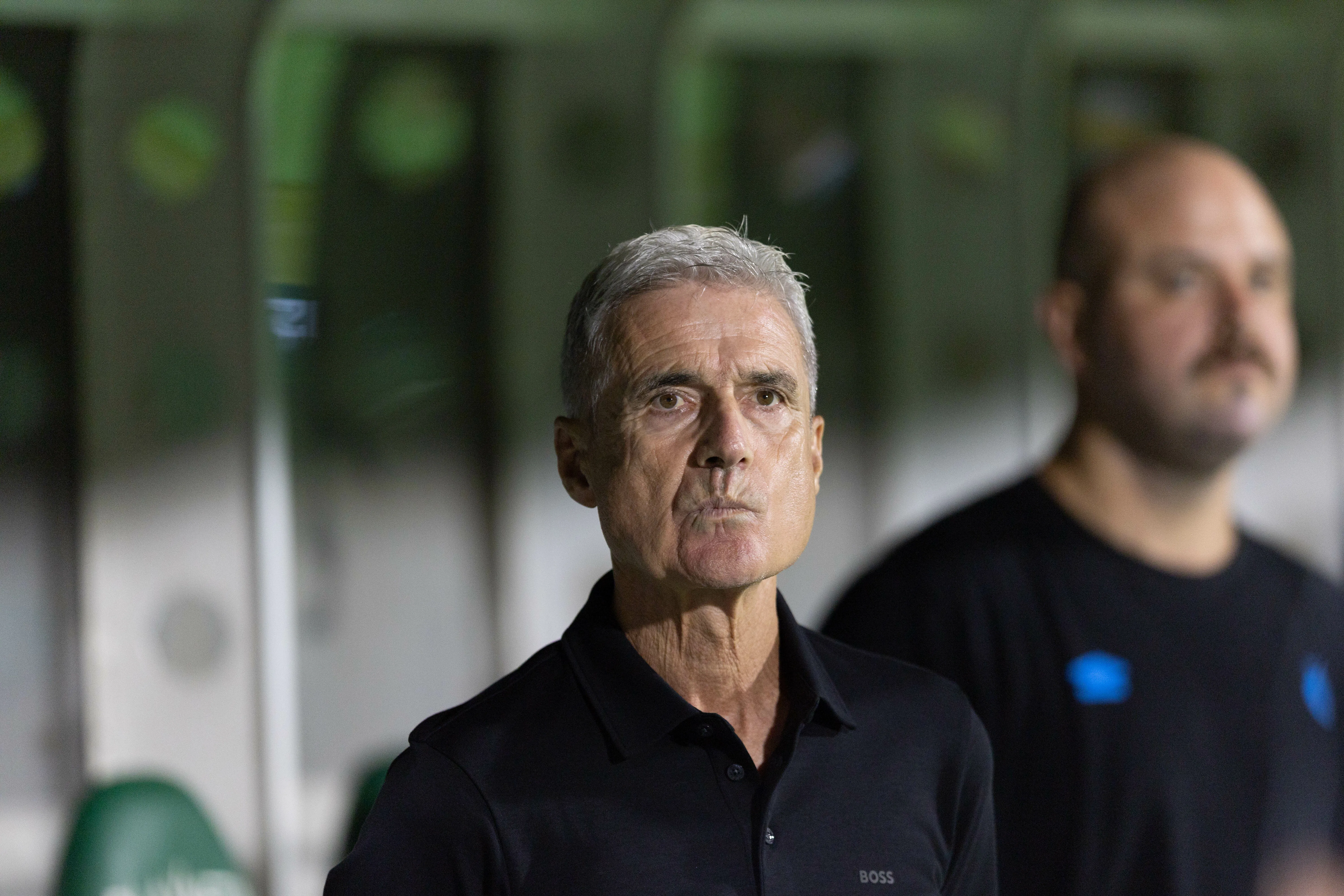 Luís Castro barrou a saída de Wagner Leonardo – Foto: Liamara Polli/AGIF.