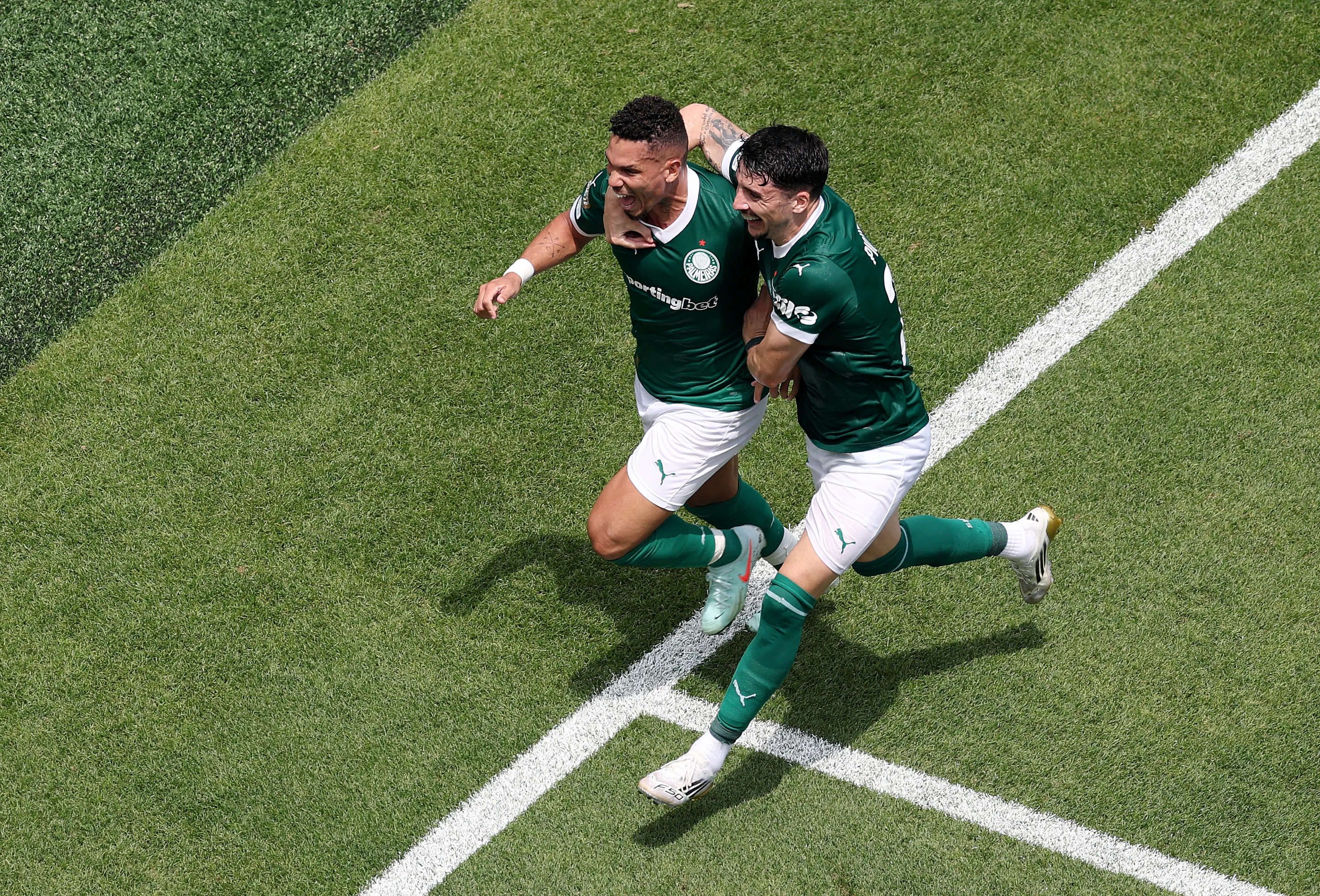 Paulinho comemora gol marcado pelo Palmeiras em partida diante do Botafogo na Copa do Mundo de Clubes. (Photo by Al Bello/Getty Images)