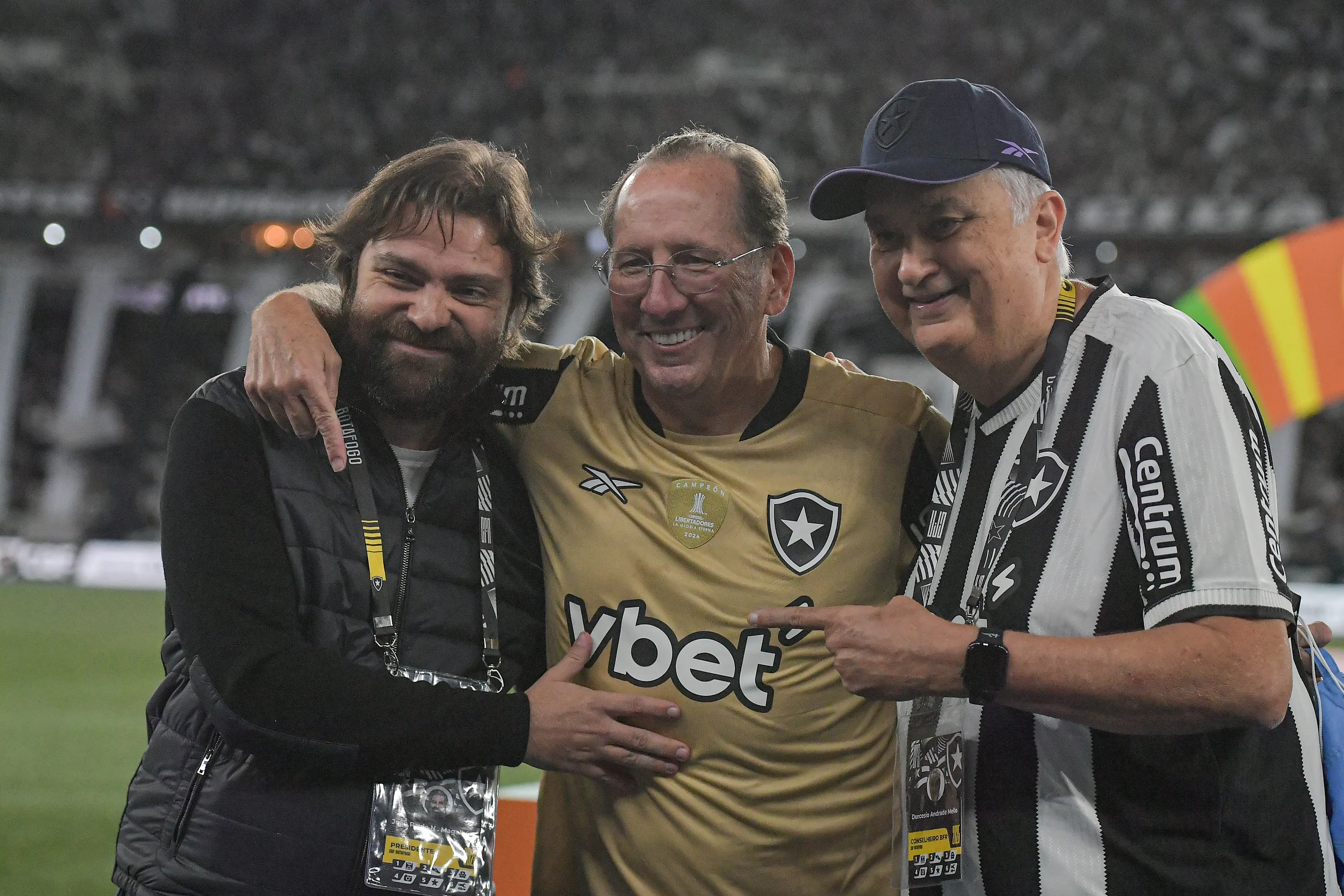 Joao Paulo Magalhaes atual presciente, John Textor CEO e Durcesio Mello ex presidente do Botafogo durante partida contra o Vasco no estadio Engenhao pelo campeonato Copa Do Brasil 2025. Foto: Thiago Ribeiro/AGIF