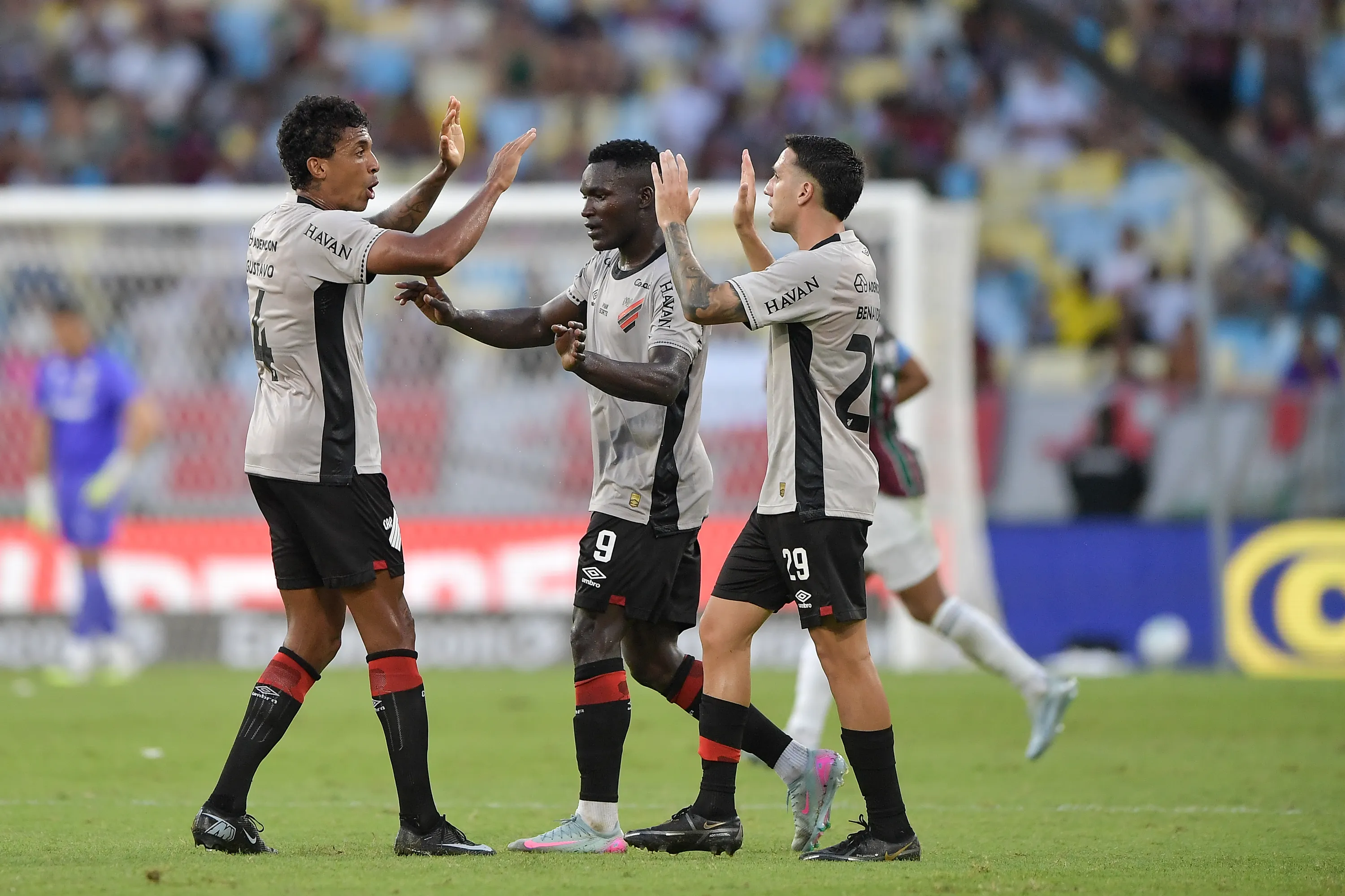 RJ – RIO DE JANEIRO – 15/03/2026 – BRASILEIRO A 2026, FLUMINENSE X ATHLETICO-PR – Luiz Gustavo jogador do Athletico-PR comemora seu gol durante partida contra o Fluminense no estadio Maracana pelo campeonato Brasileiro A 2026. Foto: Thiago Ribeiro/AGIF