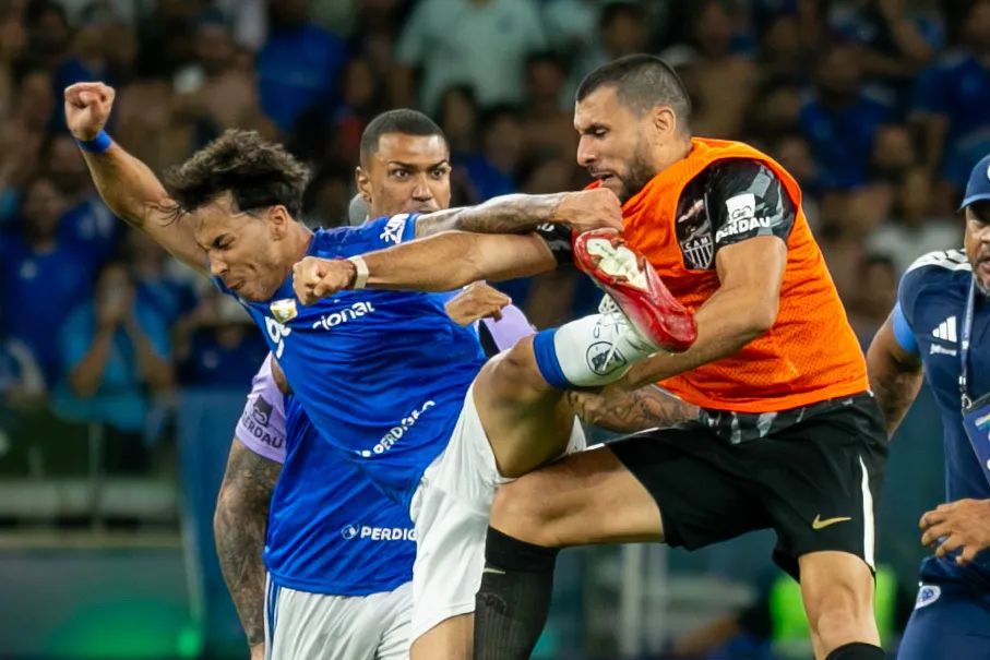 Tumulto entre jogadores do Cruzeiro e jogadores do Atletico durante partida no estadio Mineirao pelo campeonato Mineiro 2026. Foto: Fernando Moreno/AGIF