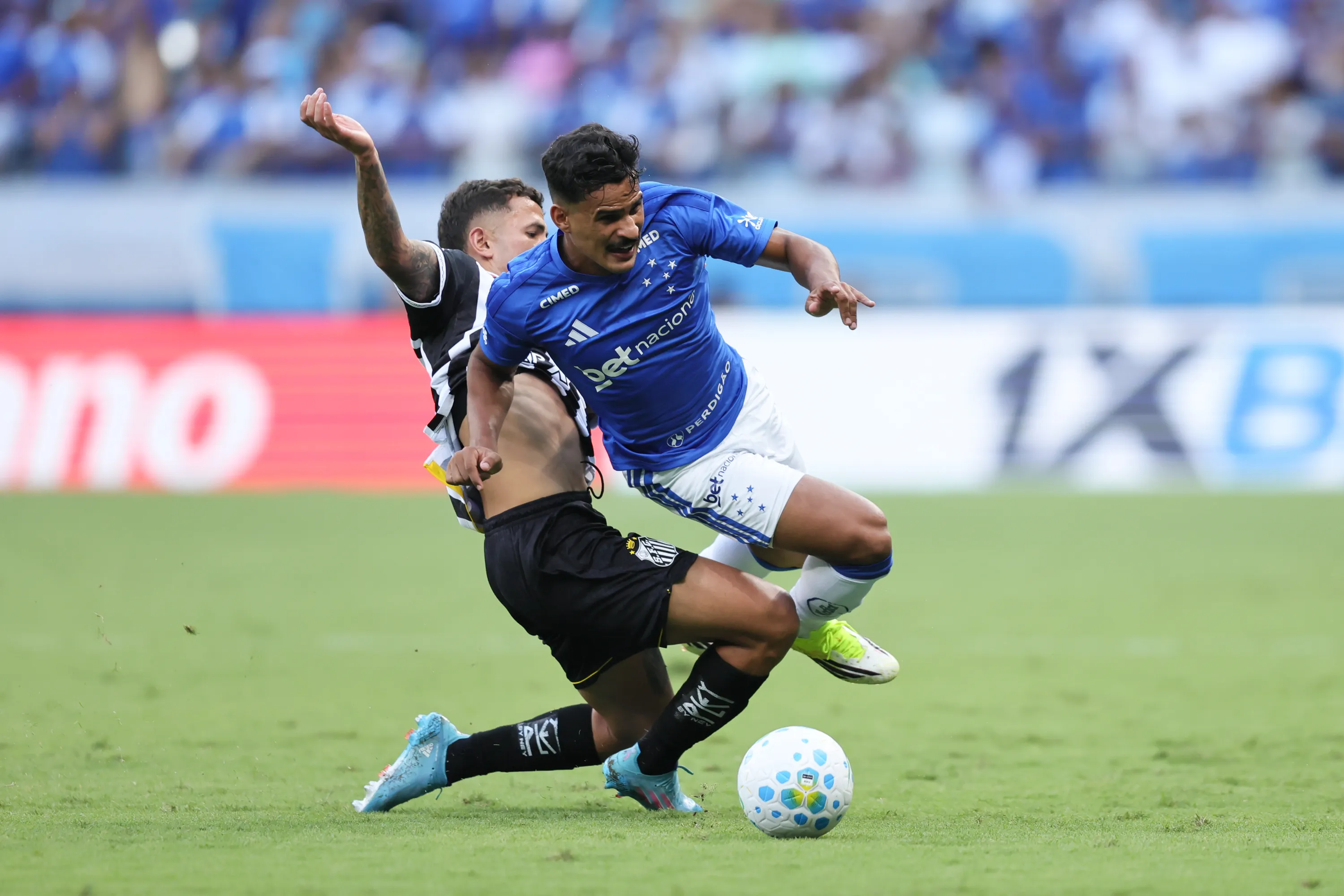 MG – BELO HORIZONTE – 22/03/2026 – BRASILEIRO A 2026, CRUZEIRO X SANTOS – Kaiki Bruno jogador do Cruzeiro disputa lance com Oliva jogador do Santos durante partida no estadio Mineirao pelo campeonato Brasileiro A 2026. Foto: Gilson Lobo/AGIF