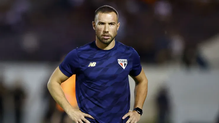 Allan Barcellos tecnico do Sao Paulo durante partida contra o Criciuma no estadio Fonte Luminosa pelo campeonato Copa Sao Paulo 2025. Foto: Thiago Calil/AGIF