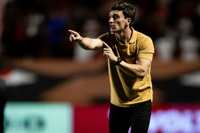 João Correia durante partida contra o Vila Nova-GO na Série B de 2025. Foto: Heber Gomes/AGIF