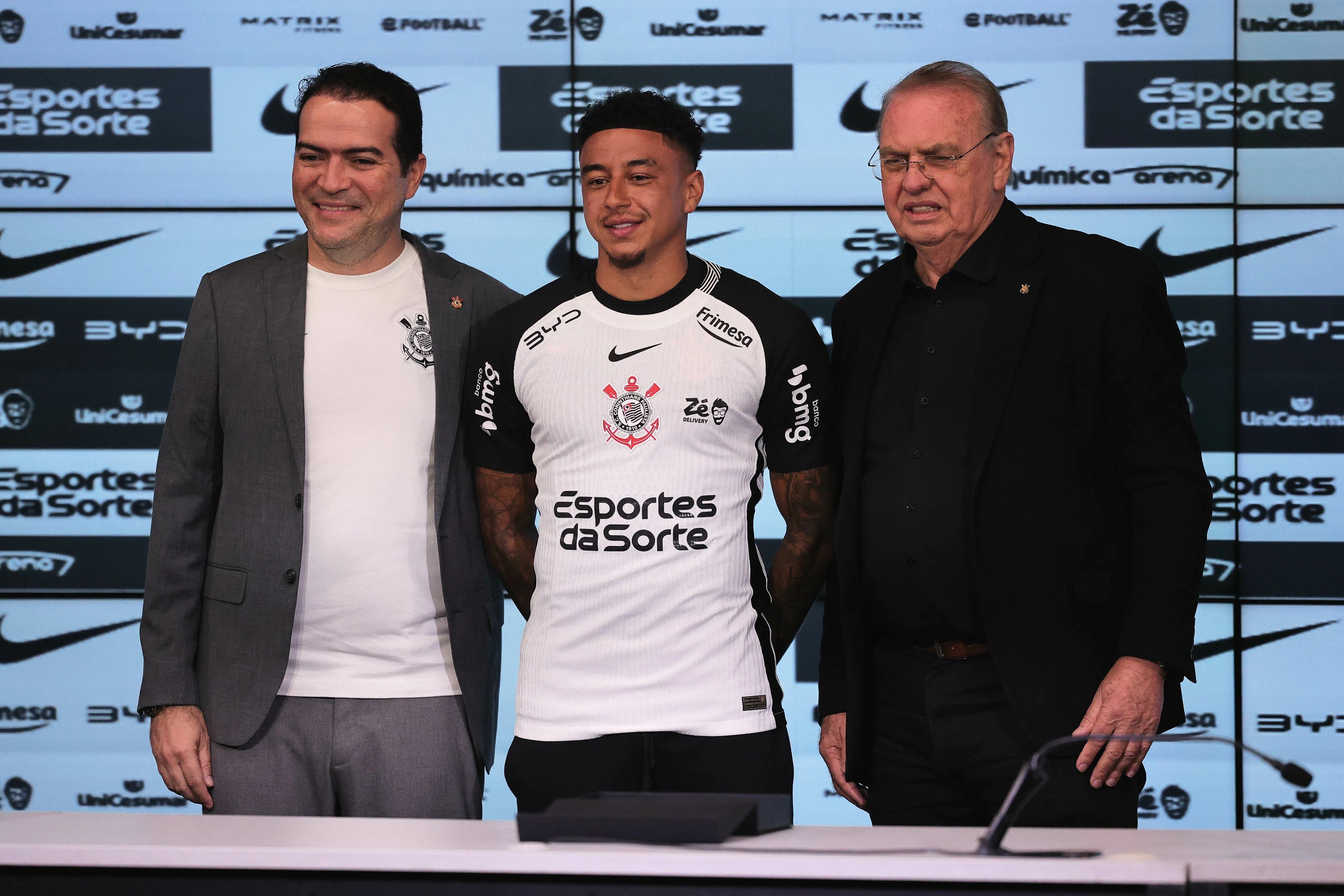 Lingard sendo apresentado no Corinthians – Foto: Ettore Chiereguini/AGIF