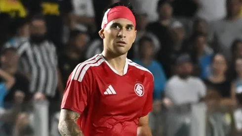 Villagra jogador do Internacional durante partida contra o Santos no estadio Vila Belmiro pelo campeonato Brasileiro A 2026. Foto: Jota Erre/AGIF