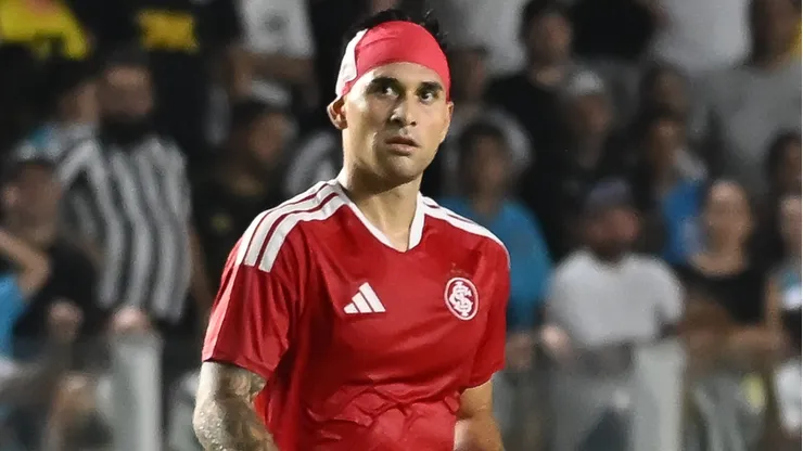 Villagra jogador do Internacional durante partida contra o Santos no estadio Vila Belmiro pelo campeonato Brasileiro A 2026. Foto: Jota Erre/AGIF