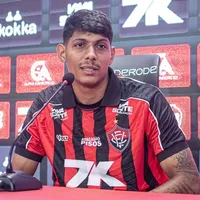 Zé Vitor é apresentado pelo Vitória e projeta temporada