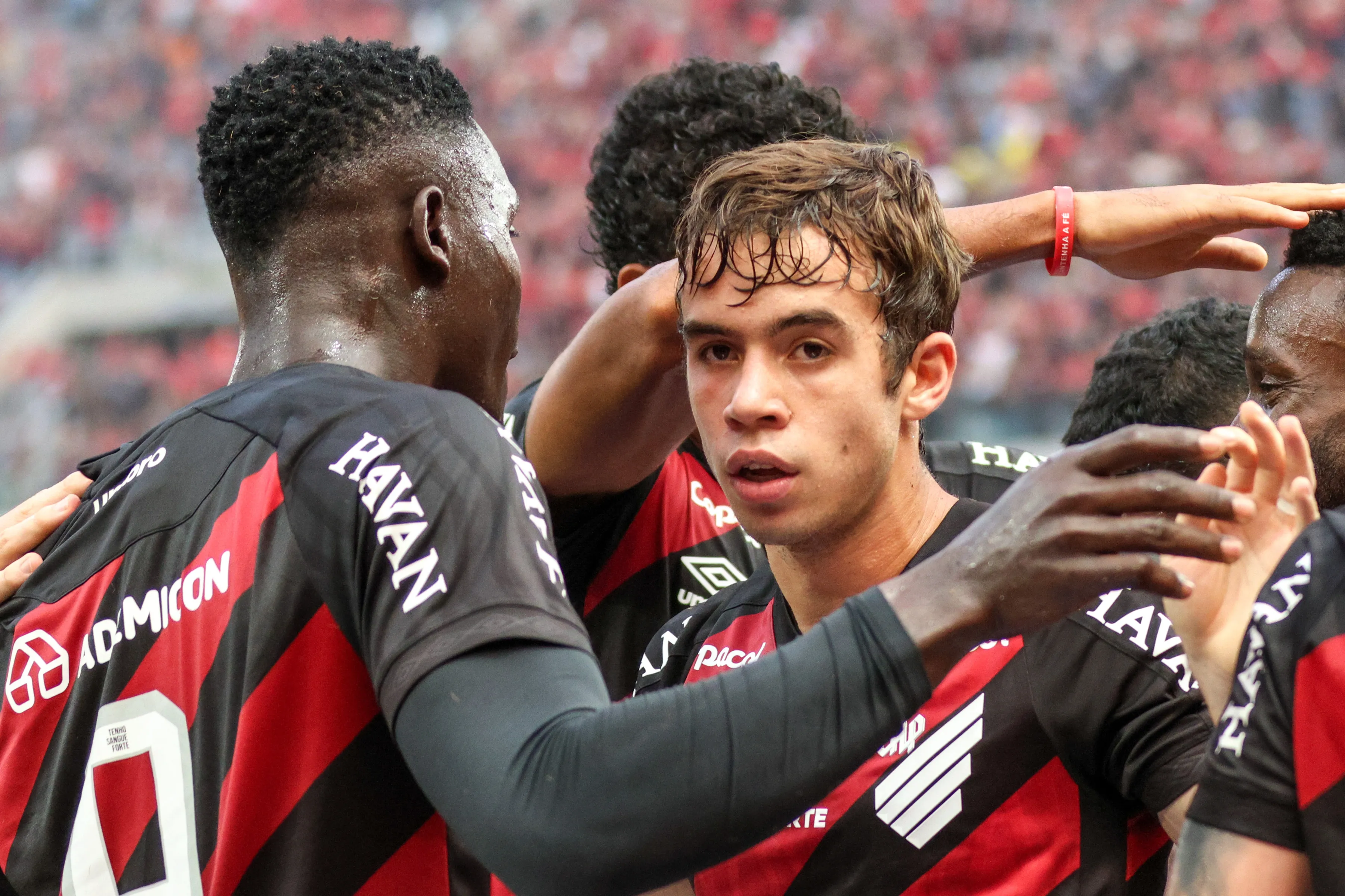 Dudu jogador do Athletico-PR comemora seu gol com Kevin Viveros jogador da sua equipe durante partida contra o Coritiba no estadio Arena da Baixada pelo campeonato Brasileiro A 2026. Foto: Robson Mafra/AGIF