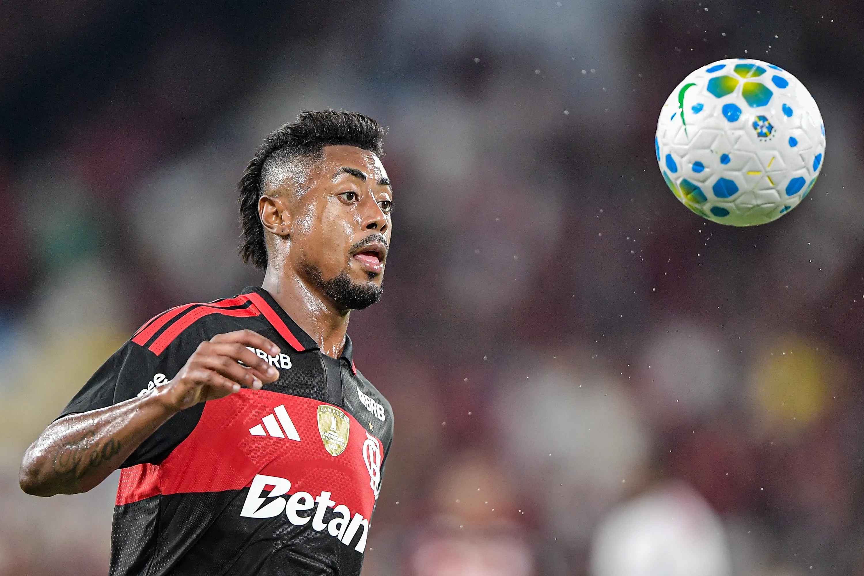 RJ – RIO DE JANEIRO – 04/02/2026 – BRASILEIRO A 2026, FLAMENGO X INTERNACIONAL – Bruno Henrique jogador do Flamengo disputa lance com  jogador do Internacional durante partida no estadio Maracana pelo campeonato Brasileiro A 2026. Foto: Thiago Ribeiro/AGIF