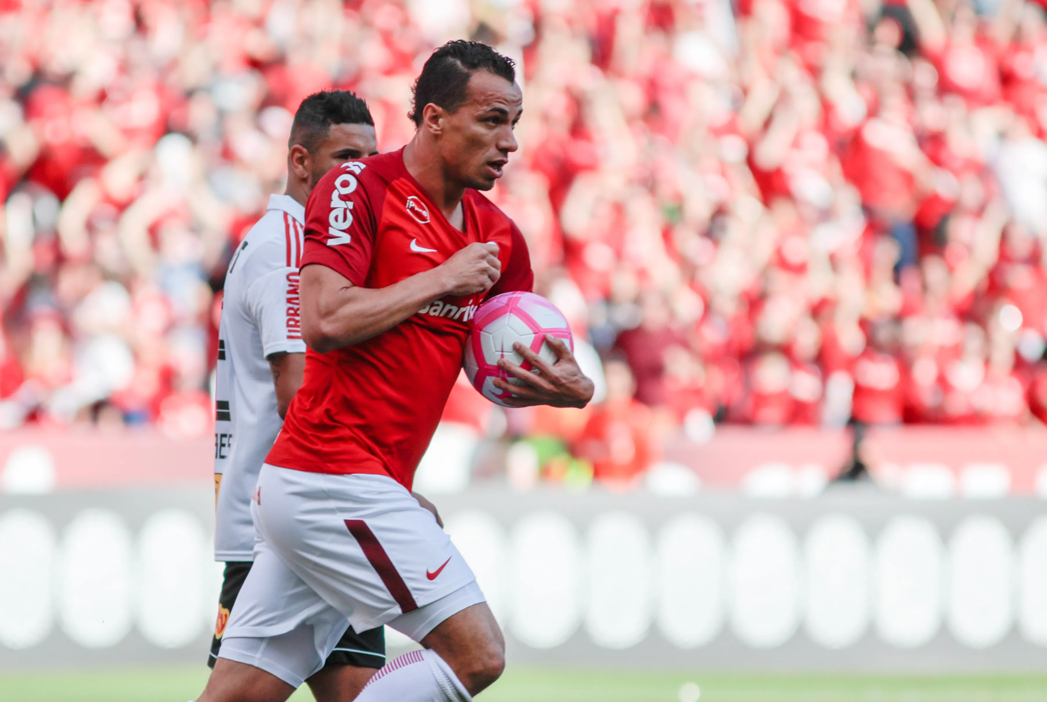 Porto Alegre – 14/10/2018 – Brasileiro A 2018, Internacional x Sao Paulo – Leandro Damiao do Internacional comemora seu gol durante partida contra o Sao Paulo no estadio Beira-Rio pelo campeonato Brasileiro A 2018. Foto: Jeferson Guareze/AGIF