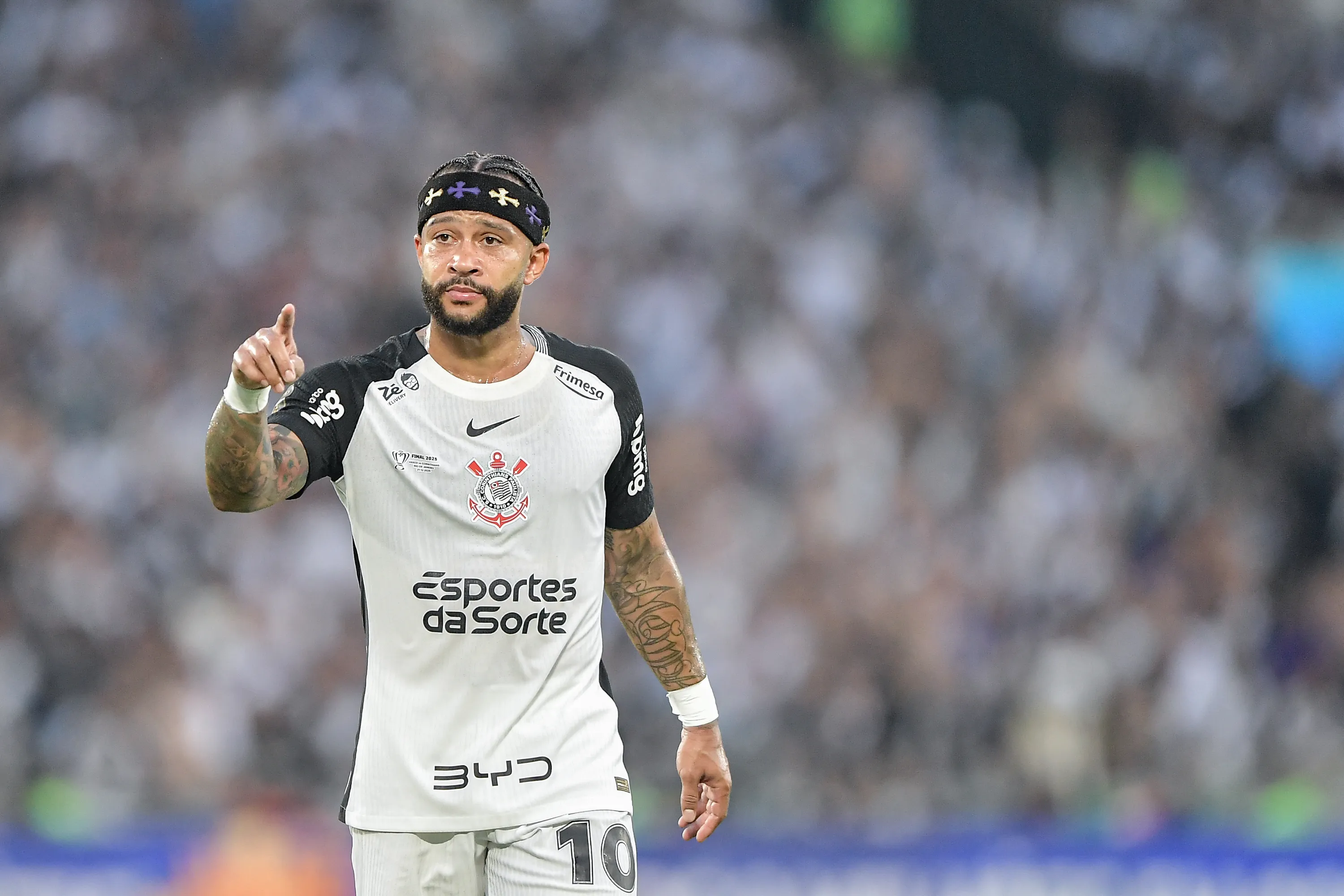 RJ – RIO DE JANEIRO – 21/12/2025 – COPA DO BRASIL 2025, VASCO X CORINTHIANS – Memphis Depay jogador do Corinthians durante partida contra o Vasco no estadio Maracana pelo campeonato Copa Do Brasil 2025. Foto: Thiago Ribeiro/AGIF