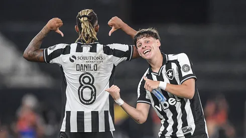 Danilo jogador do Botafogo comemora seu gol com Montoro jogador da sua equipe durante partida contra o Cruzeiro no estádio Engenhão pelo campeonato Brasileiro A 2026. Foto: Thiago Ribeiro/AGIF