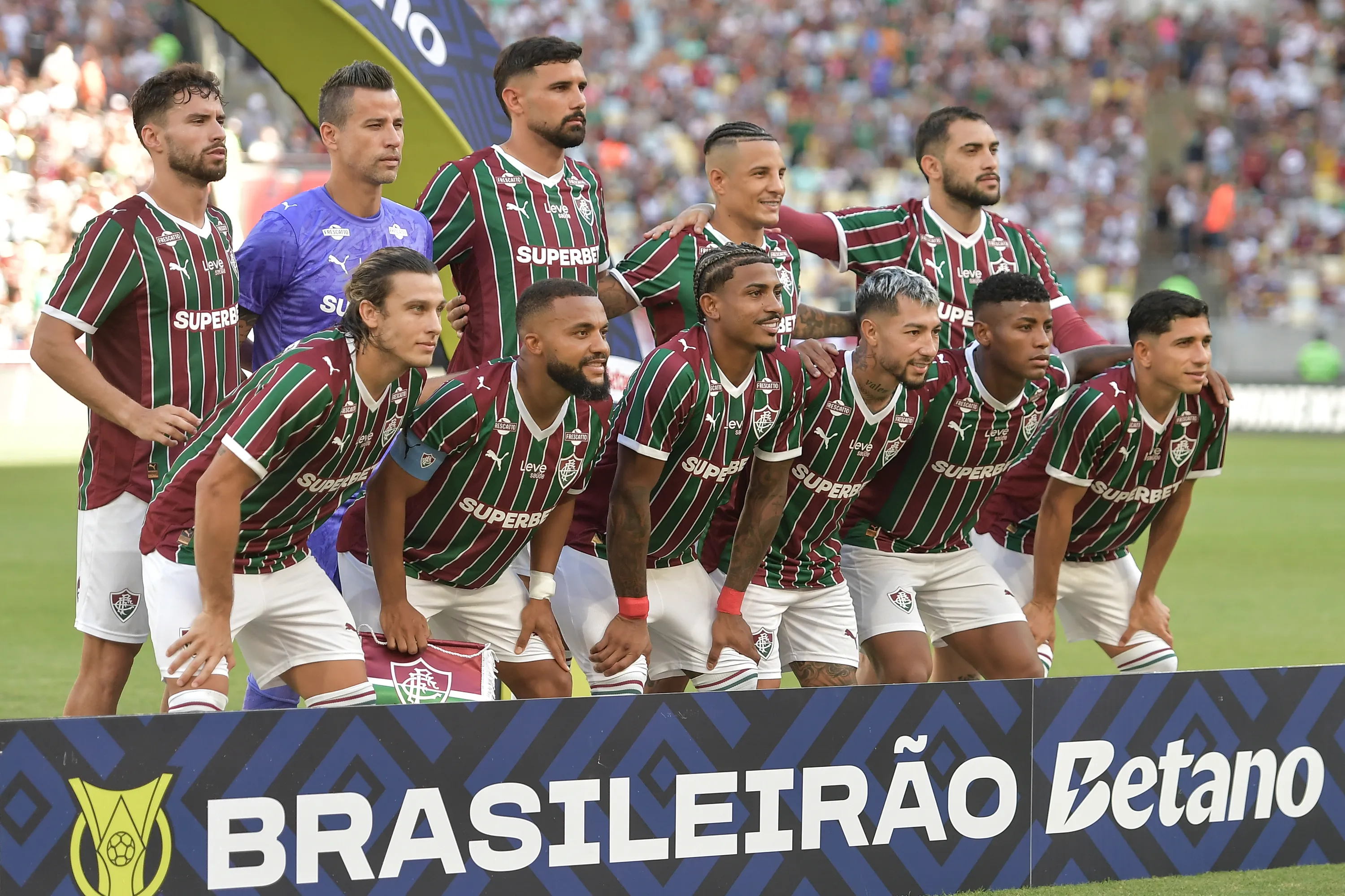 Jogadores do Fluminense posam para foto antes na partida contra Athletico-PR no estadio Maracana pelo campeonato Brasileiro A 2026. Foto: Thiago Ribeiro/AGIF