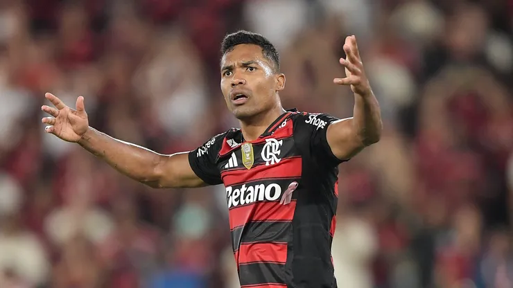 Alex Sandro jogador do Flamengo durante partida contra o Cruzeiro no estadio Maracana pelo campeonato Brasileiro A 2025. Foto: Thiago Ribeiro/AGIF