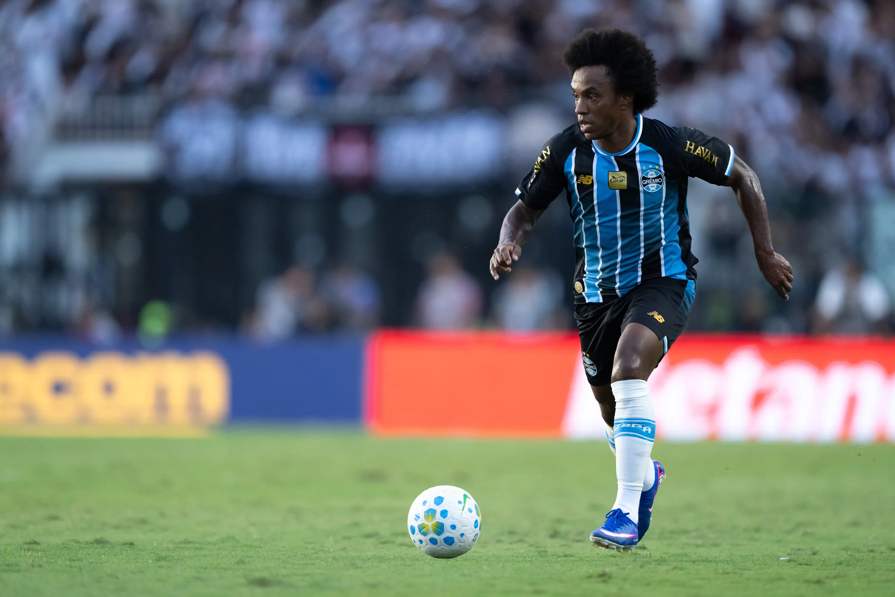 Willian jogador do Gremio durante partida contra o Vasco no estadio Sao Januario pelo campeonato Brasileiro A 2026. Foto: Jorge Rodrigues/AGIF