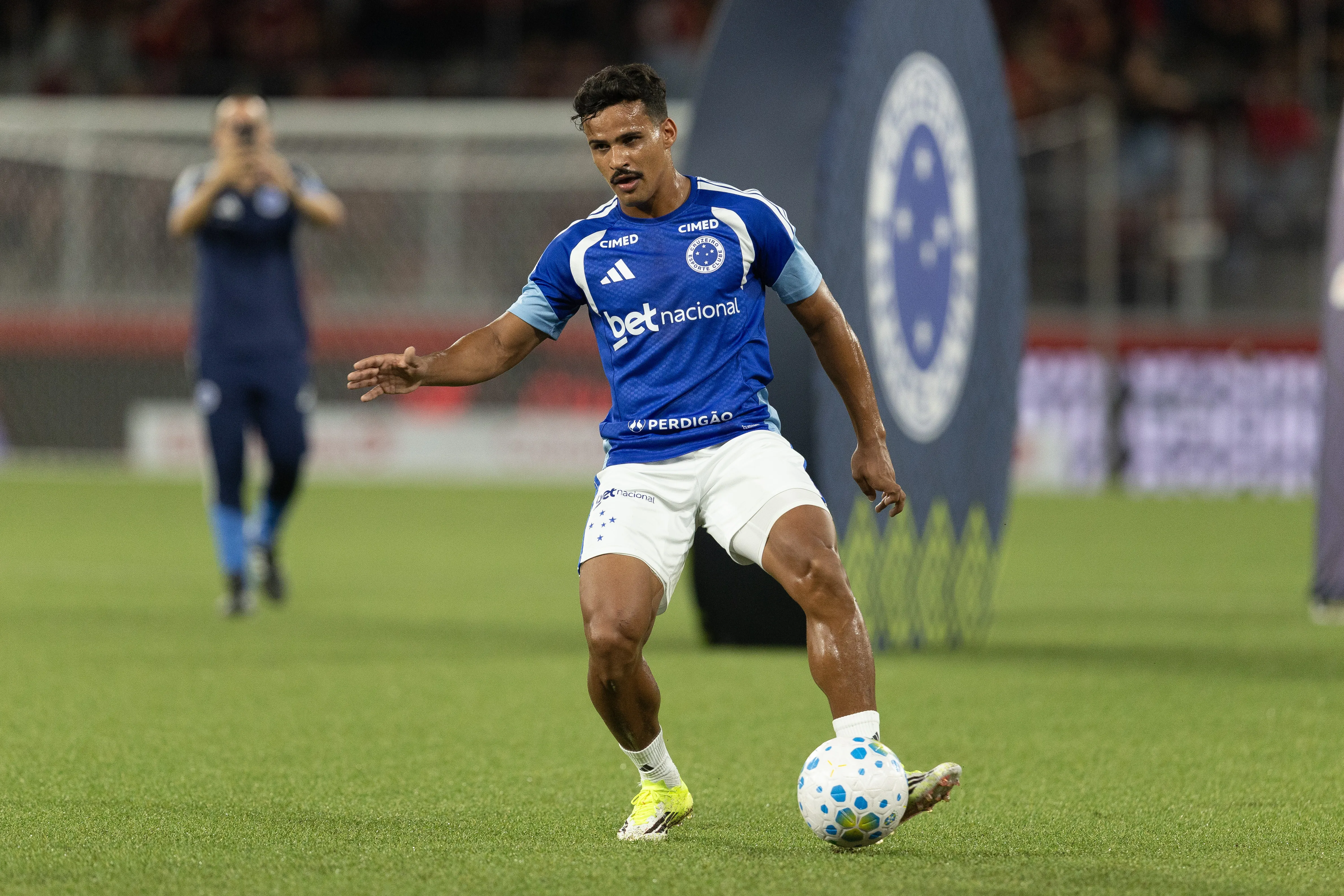 PR – CURITIBA – 18/03/2026 – BRASILEIRO A 2025, ATHLETICO-PR X CRUZEIRO – jogador Kaiki do Cruzeiro durante aquecimento antes da partida contra o Athletico-PR no estadio Arena da Baixada pelo campeonato Brasileiro A 2025. Foto: Hedeson Alves/AGIF